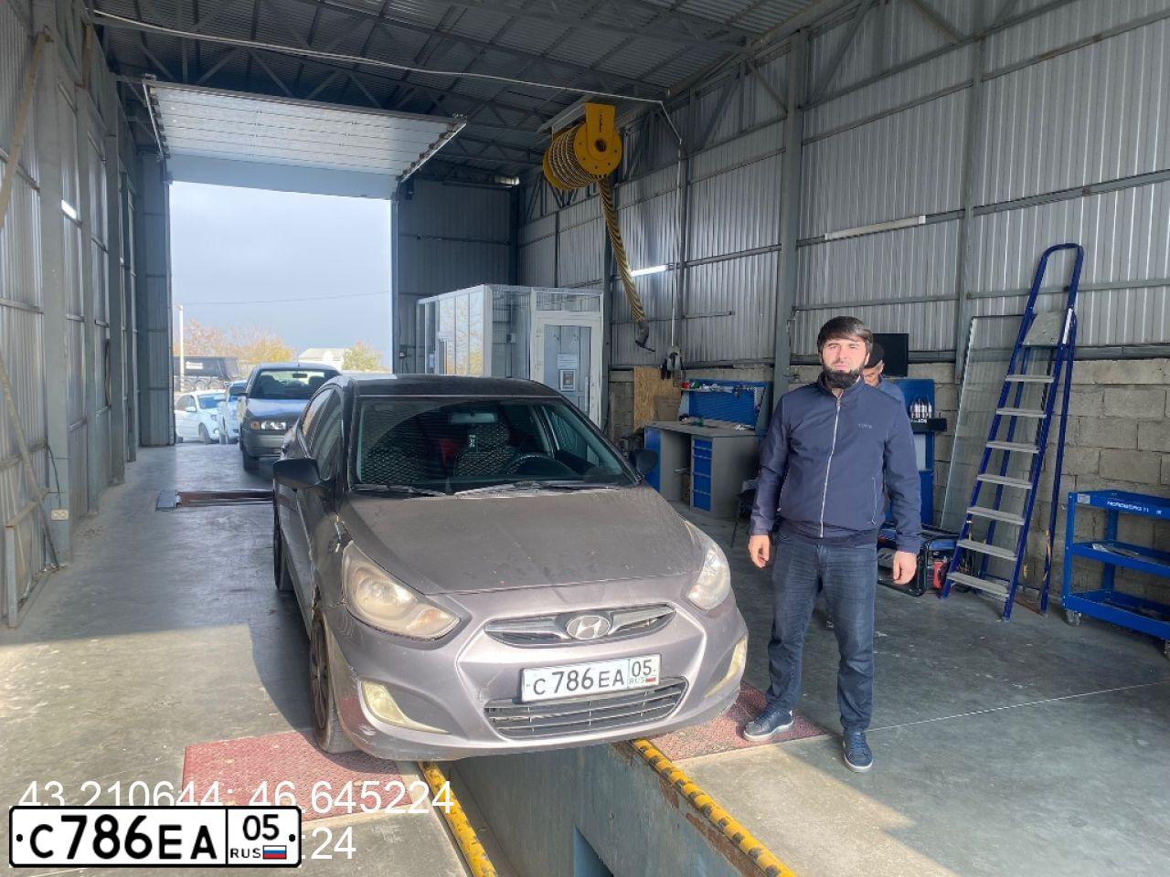 Фото автомобиля HYUNDAI SOLARIS, 2013 — госномер М300АЕ799. Цвет: СЕРЫЙ