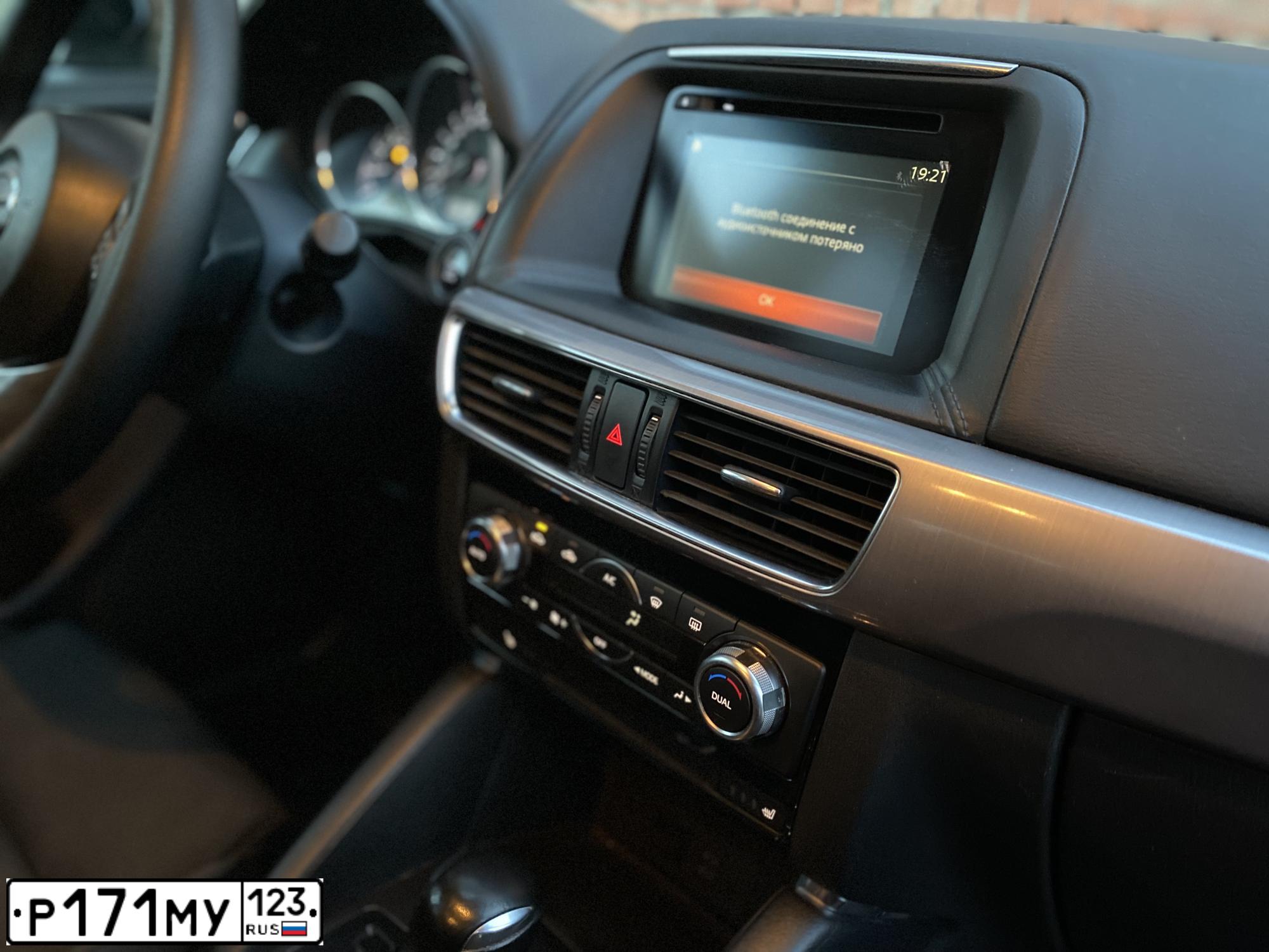 Фото автомобиля VOLKSWAGEN JETTA, 2011 — госномер В511УУ123. Цвет: Серебристо-Желтый