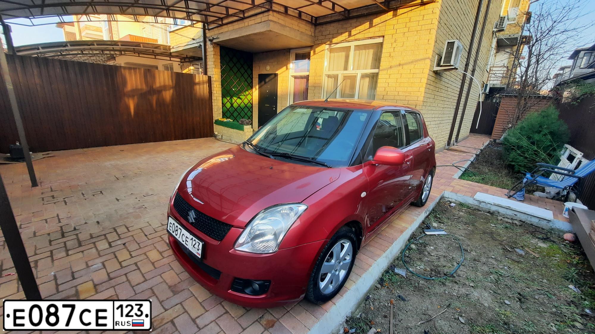 Фото автомобиля SUZUKI SWIFT, 2007 — госномер Е087СЕ123. Цвет: Красный