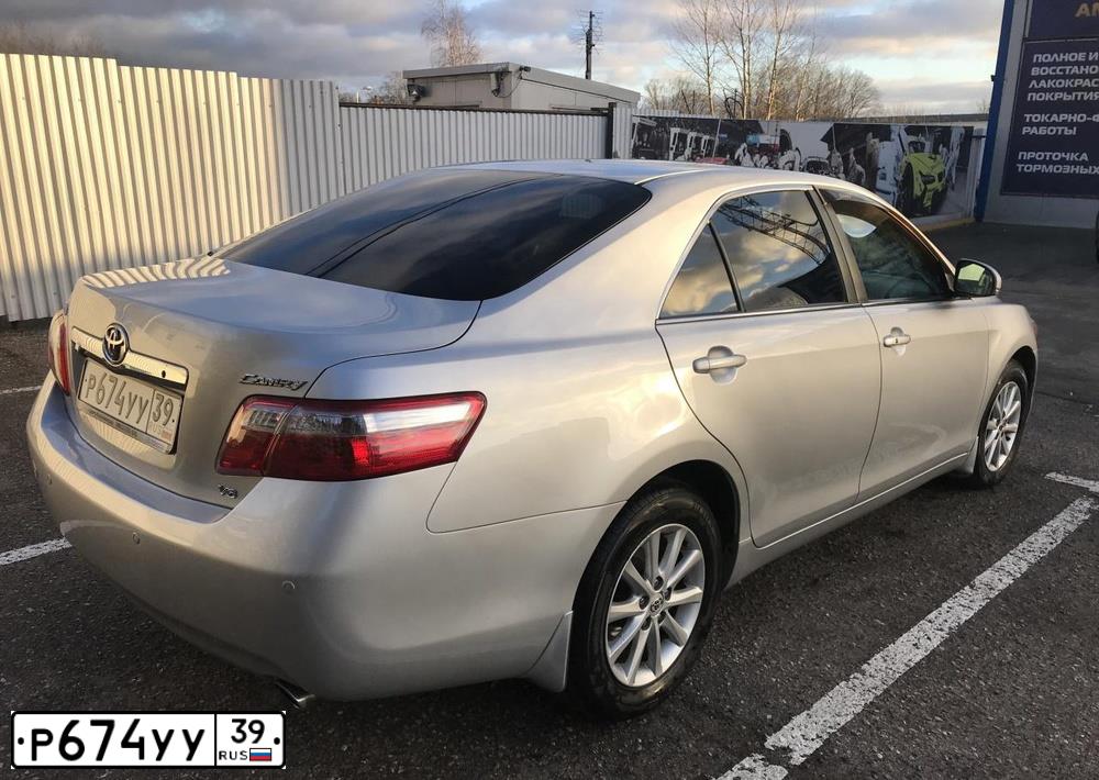 Фото автомобиля TOYOTA CAMRY, 2009 — госномер Р674УУ39. Цвет: СЕРЕБРИСТЫЙ МЕТАЛЛИК