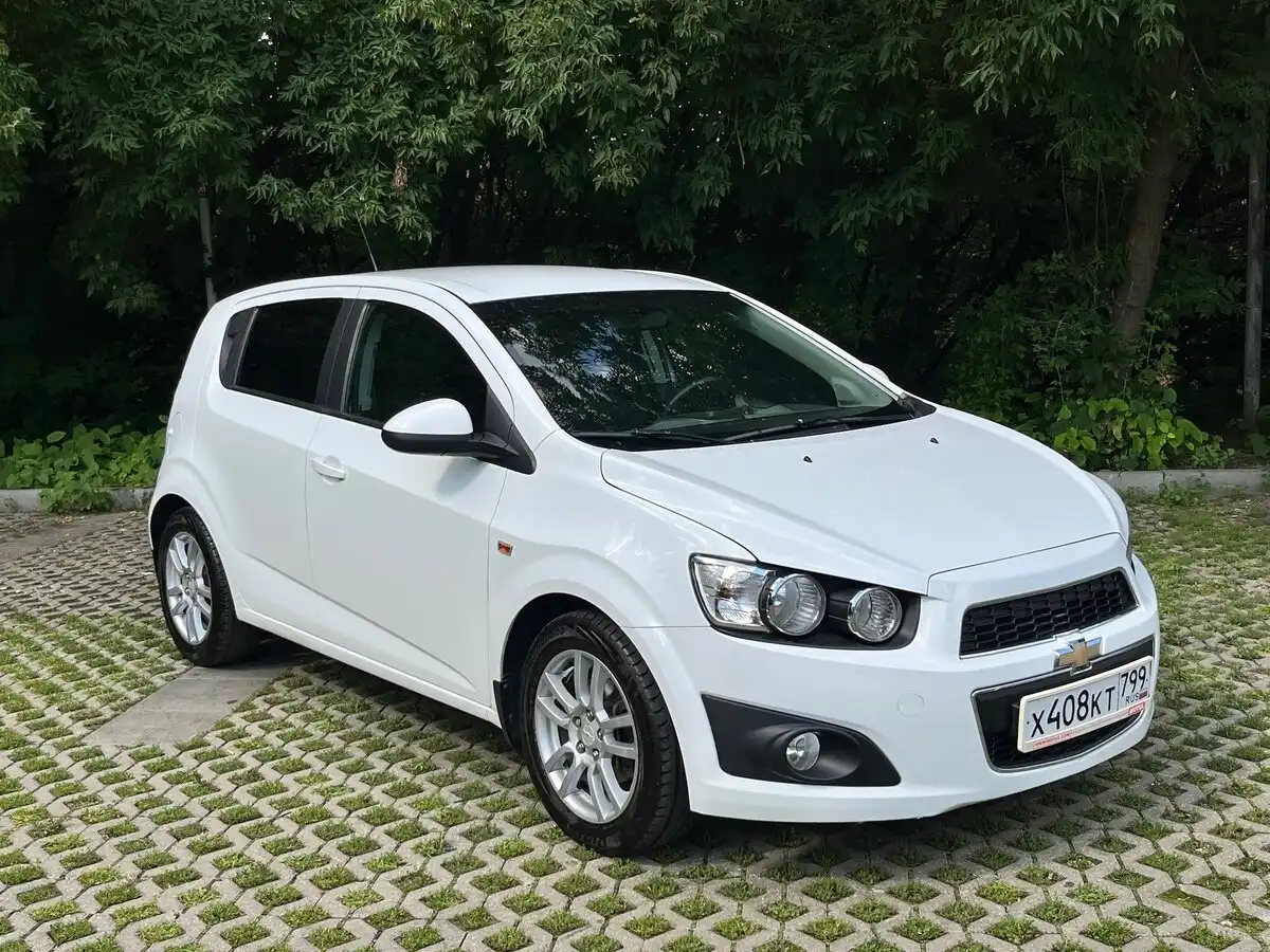 Фото автомобиля CHEVROLET AVEO, 2015 — госномер А154СЕ797. Цвет: Белый