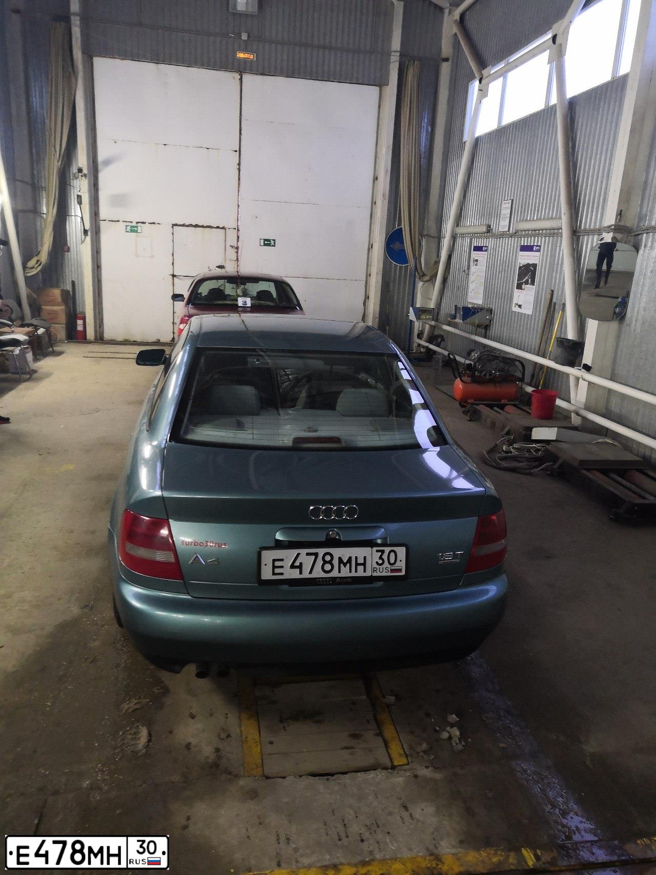 Фото автомобиля AUDI A4, 1999 — госномер Е478МН30. Цвет: СЕРО-ЗЕЛЕНЫЙ