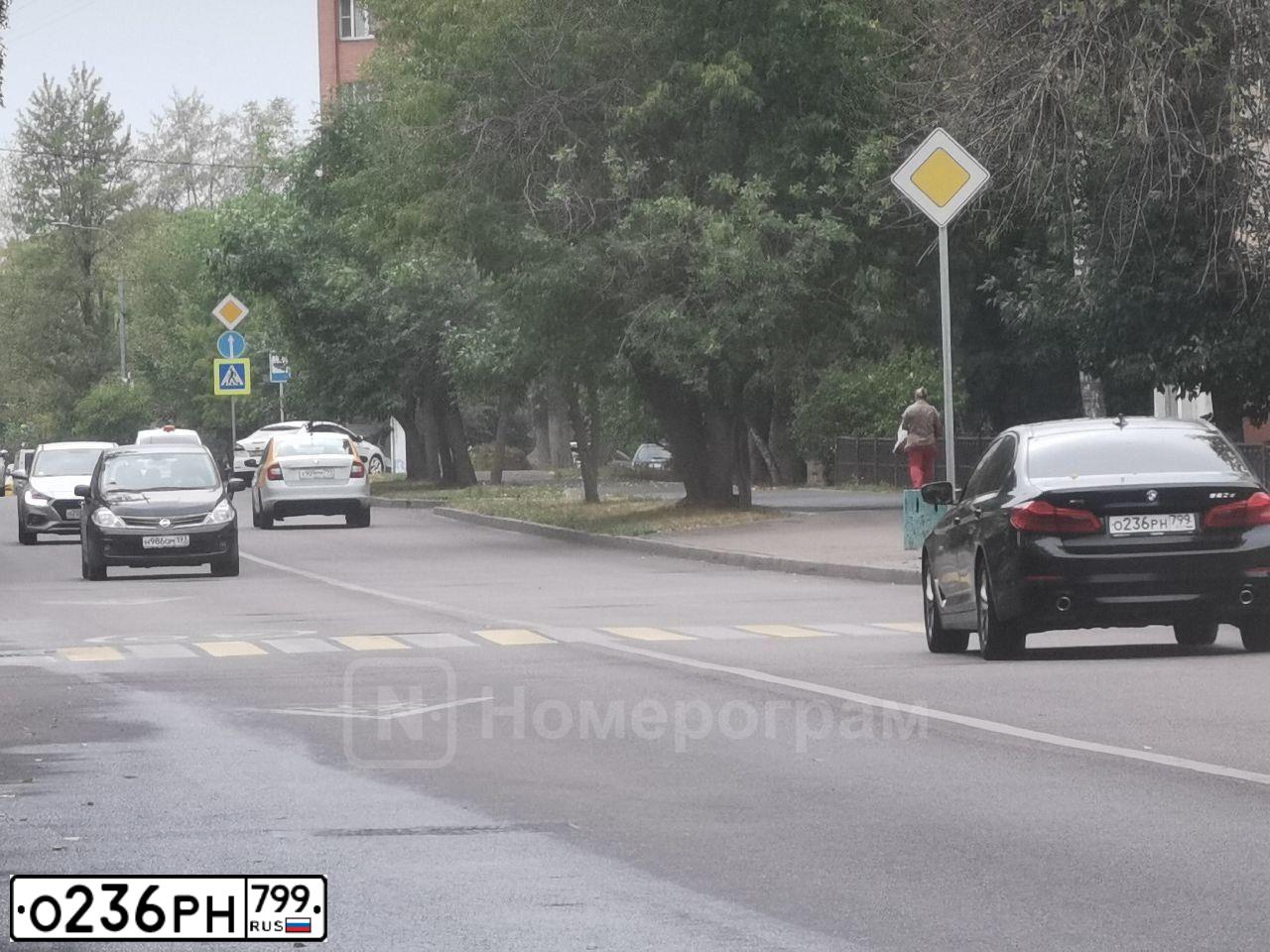 Фото автомобиля BMW W SERIE 5, 2019 — госномер А800ЕЕ799. Цвет: ЧЕРНЫЙ