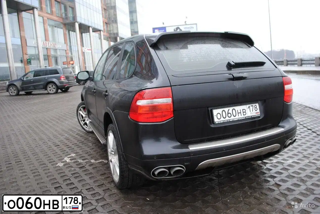 Фото автомобиля PORSCHE CAYENNE, 2007 — госномер О060НВ178. Цвет: ЧЕРНЫЙ