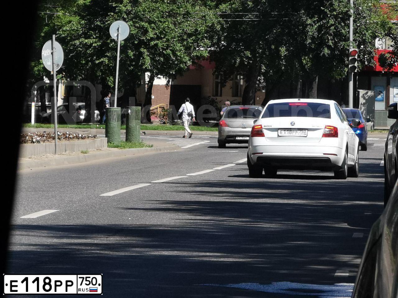 Фото автомобиля SKODA OCTAVIA, 2018 — госномер Е118РР750. Цвет: БЕЛЫЙ