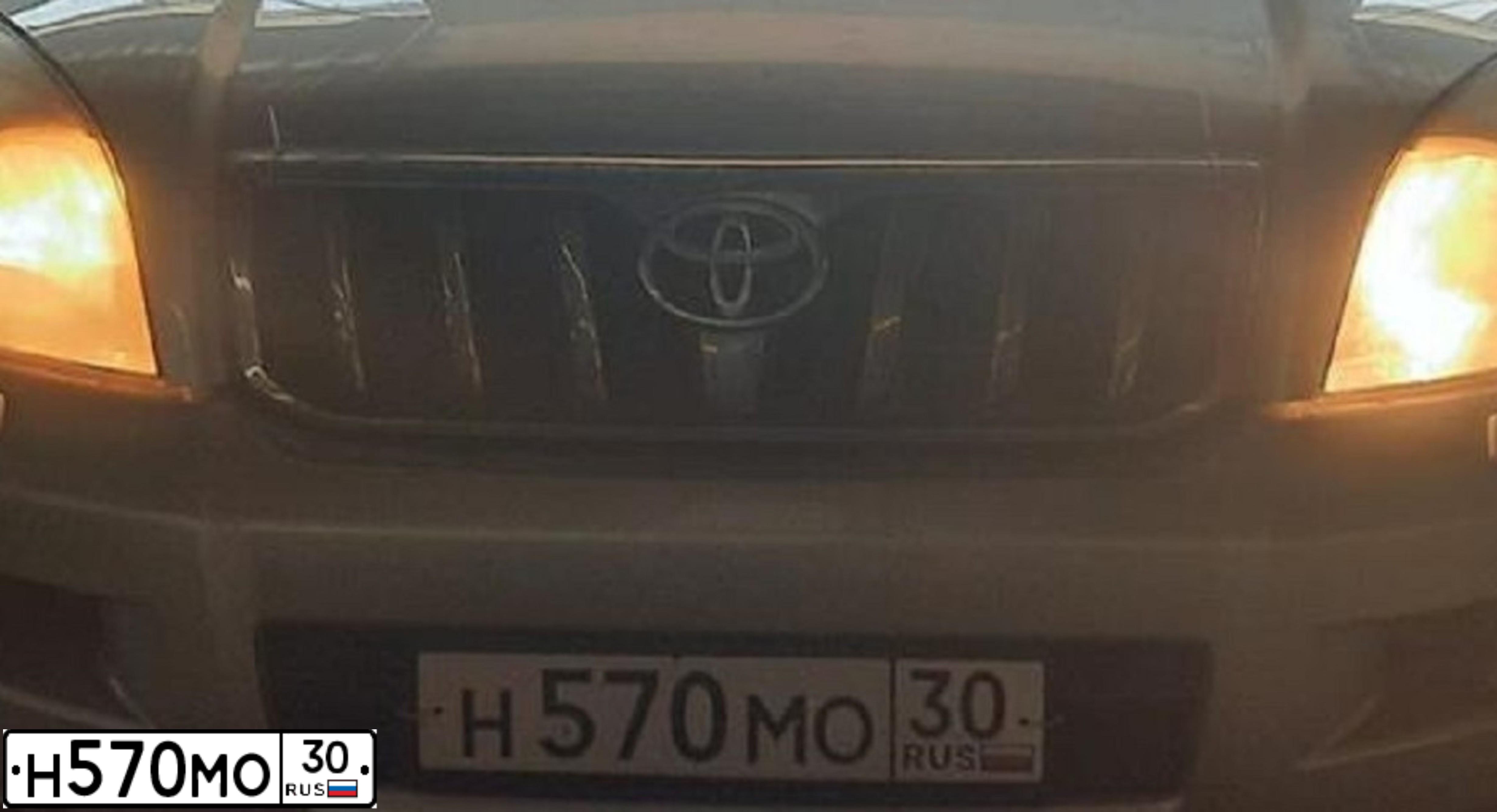 Фото автомобиля TOYOTA LANDCRUISER, 2008 — госномер Н570МО30. Цвет: СЕРЕБРИСТЫЙ