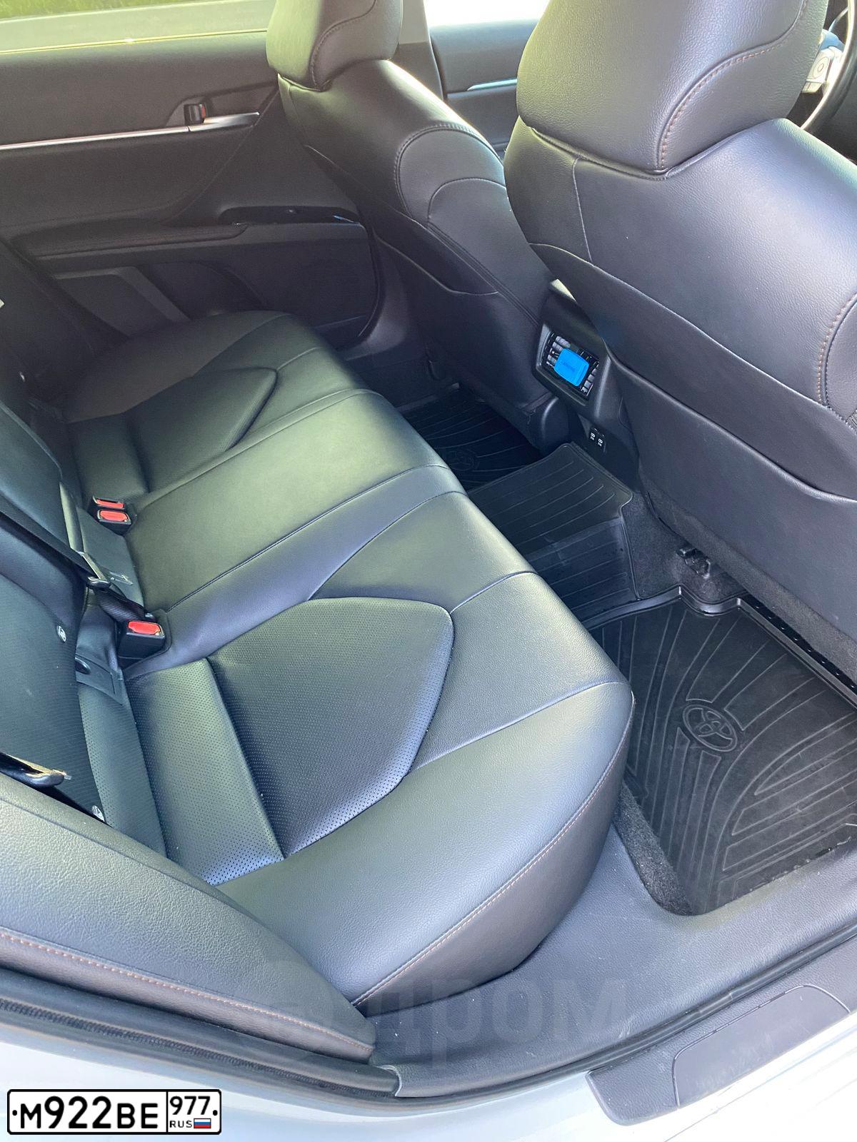 Фото автомобиля TOYOTA CAMRY, 2020 — госномер М922ВЕ977. Цвет: Белый