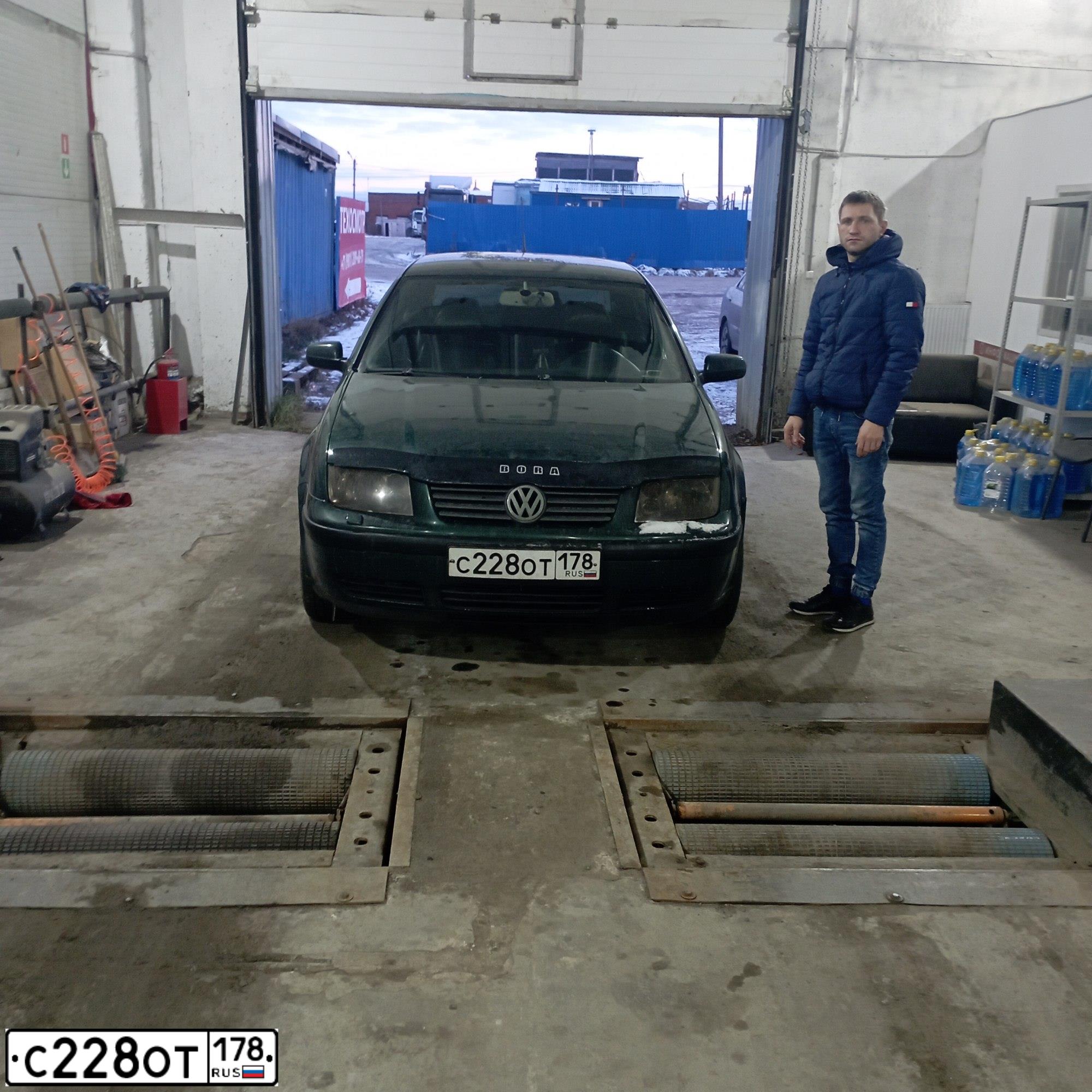 Фото автомобиля VOLKSWAGEN BORA, 2000 — госномер С228ОТ178. Цвет: ЗЕЛЕНЫЙ