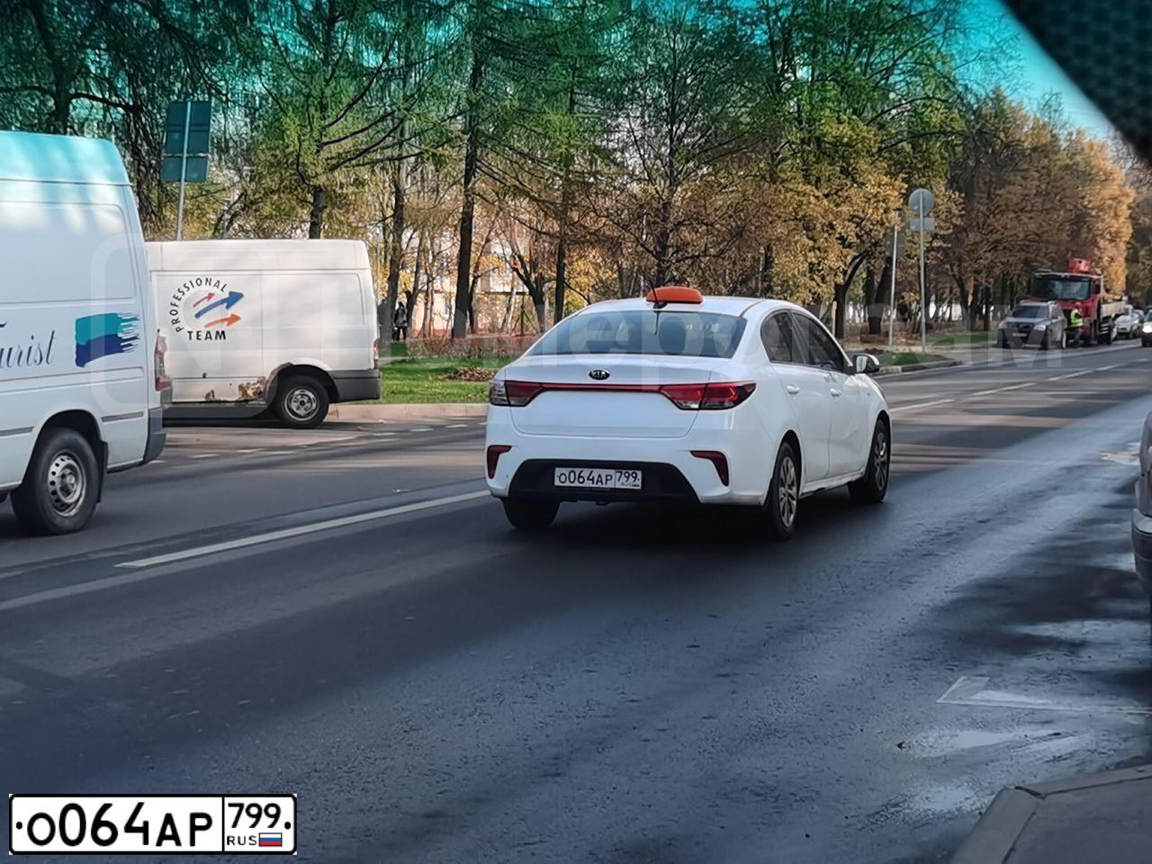 Фото автомобиля KIA RIO, 2017 — госномер О064АР799. Цвет: БЕЛЫЙ
