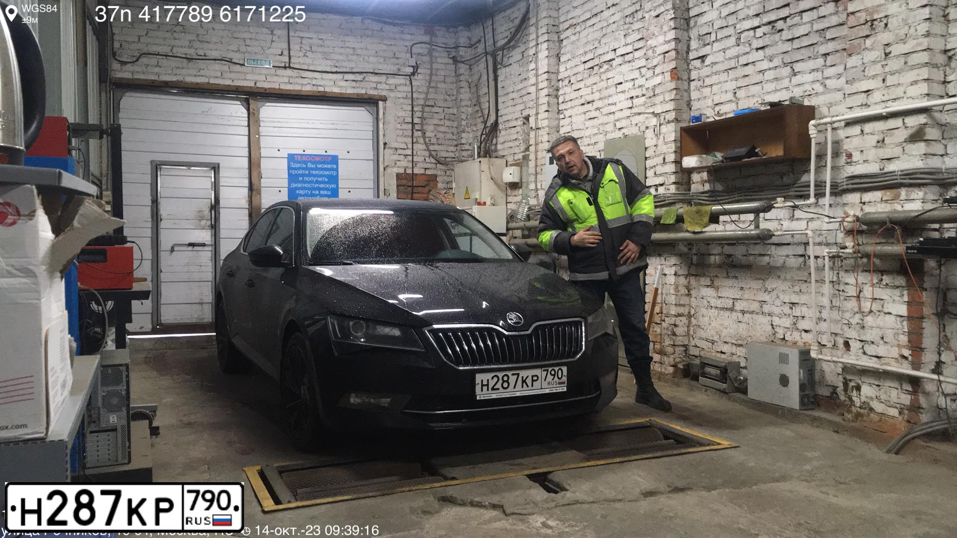 Фото автомобиля SKODA SUPERB, 2016 — госномер У232РУ777. Цвет: ЧЕРНЫЙ