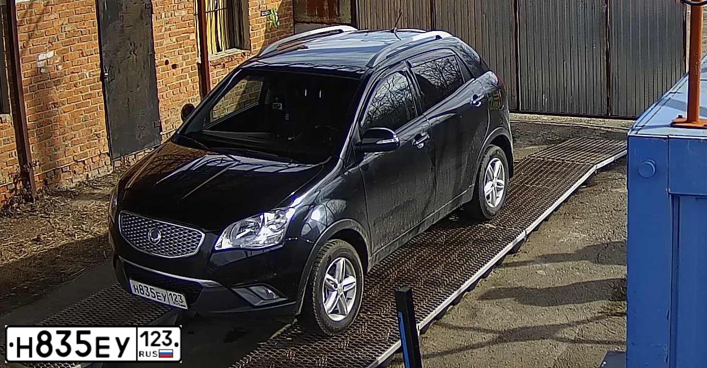 Фото автомобиля SSANGYONG ACTYON, 2012 — госномер В138КВ01. Цвет: ЧЕРНЫЙ