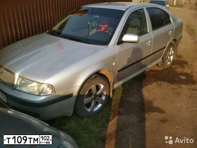 Фото автомобиля ШКОДА OCTAVIA, 2002 — госномер Е936СО156. Цвет: серебристый