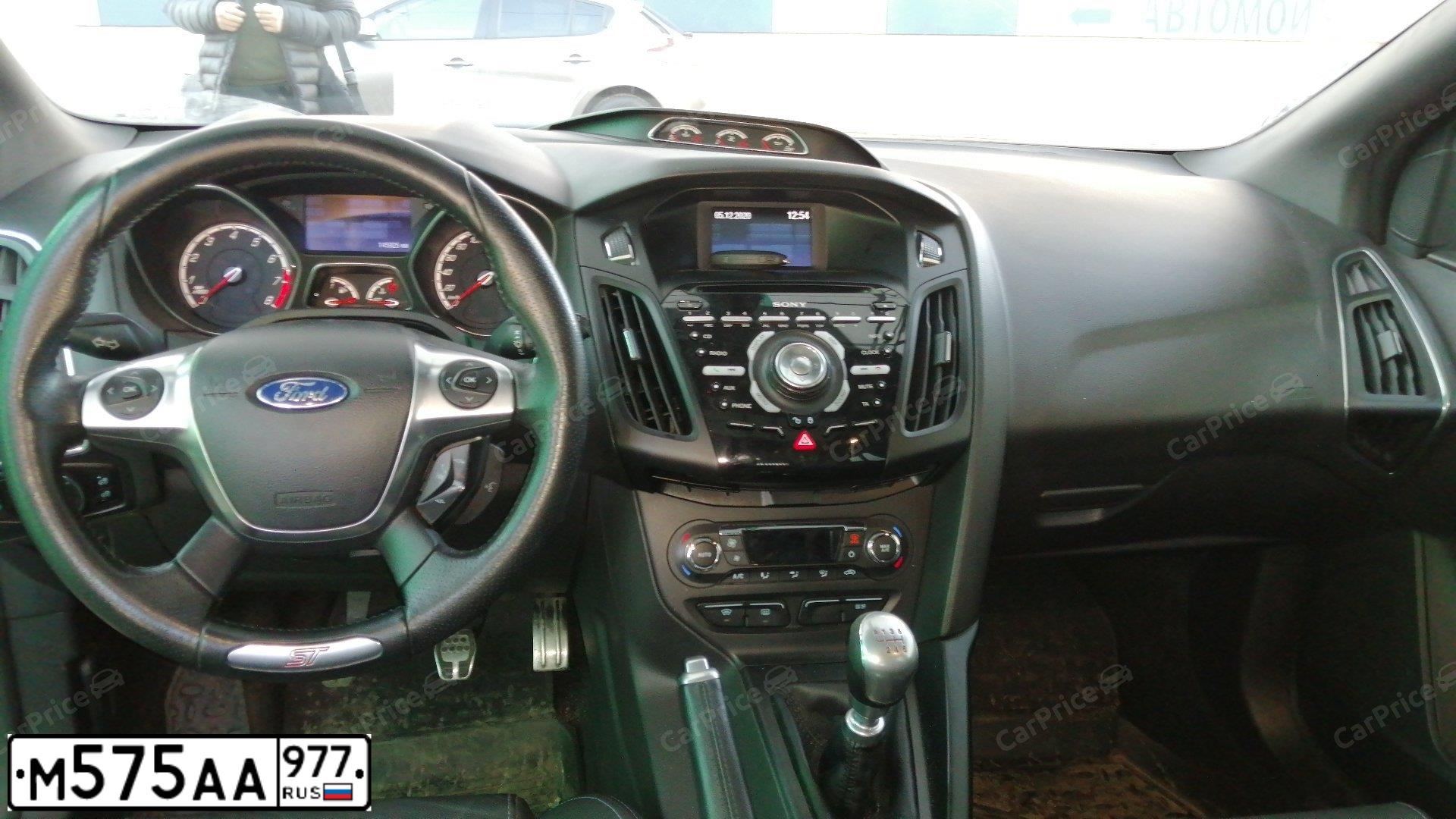 Фото автомобиля FORD FOCUS, 2012 — госномер М575АА977. Цвет: синий