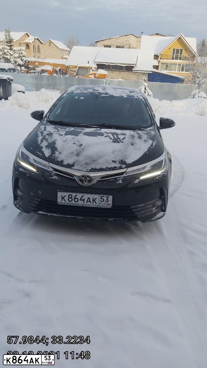 Фото автомобиля TOYOTA COROLLA, 2016 — госномер К864АК53. Цвет: ЧЕРНЫЙ