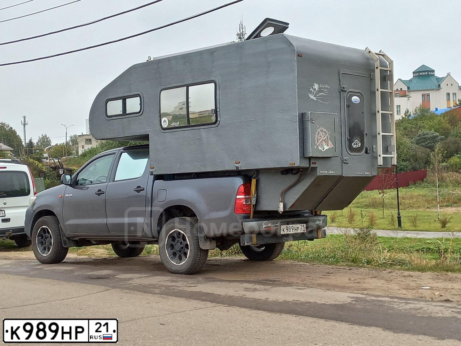 Фото автомобиля TOYOTA HILUX, 2014 — госномер К989НР21. Цвет: ТЕМНО-СЕРЫЙ