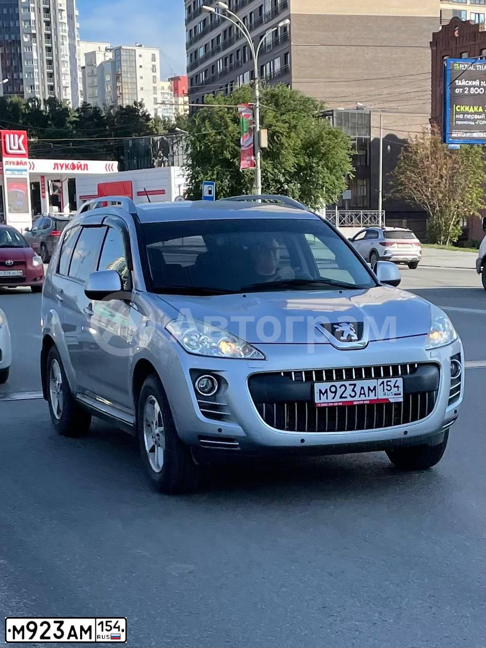 Фото автомобиля PEUGEOT 4007, 2011 — госномер А067КС154. Цвет: Серебристый