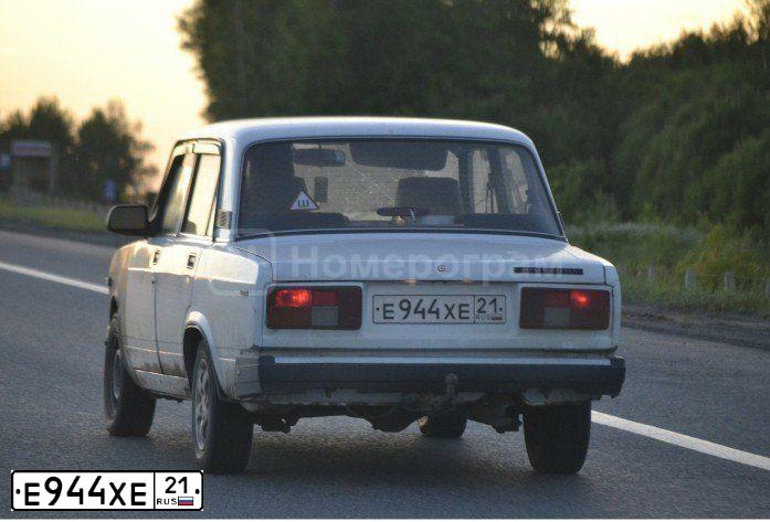 Фото автомобиля LADA 2105, 2004 — госномер Е944ХЕ21. Цвет: ЯРКО-БЕЛЫЙ