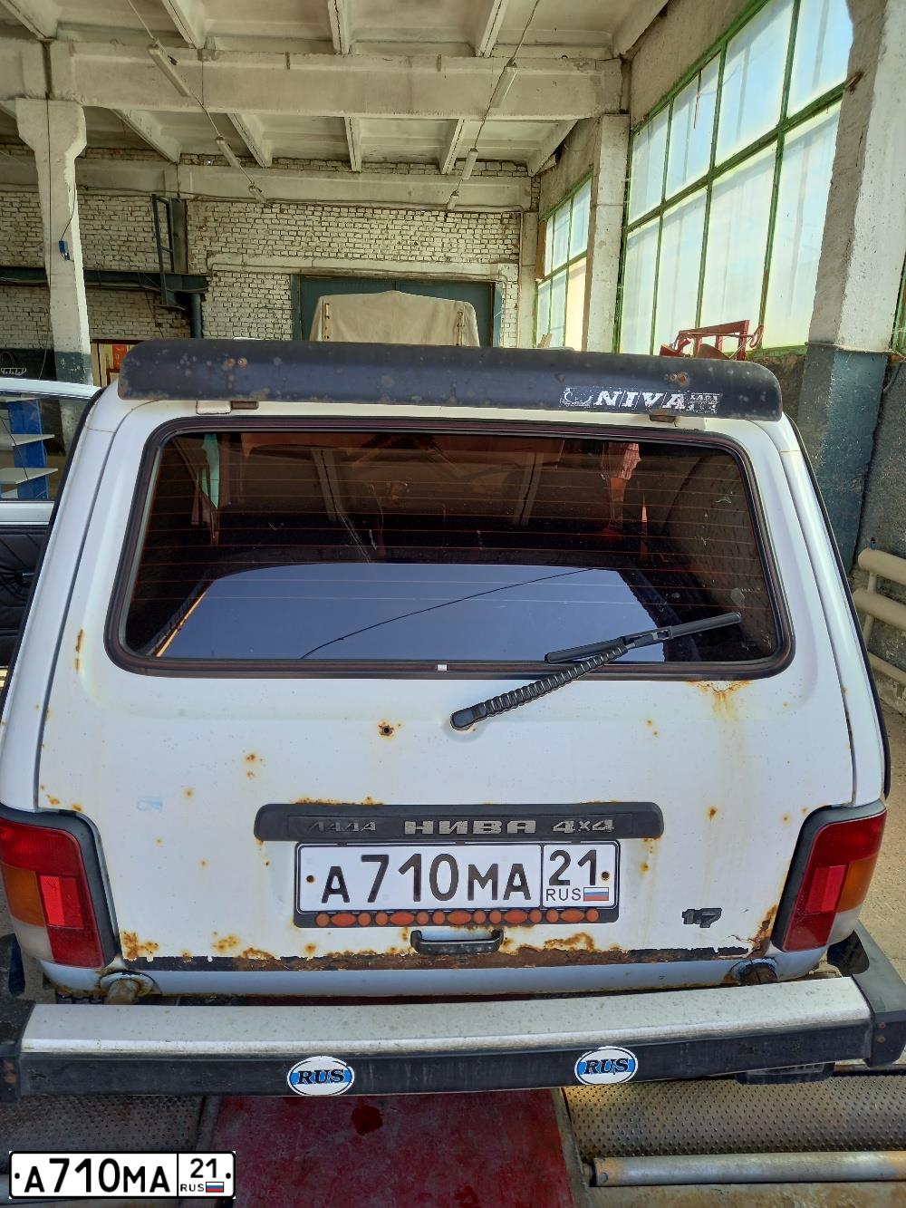 Фото автомобиля LADA 2121 NIVA, 1997 — госномер А710МА21. Цвет: Белый