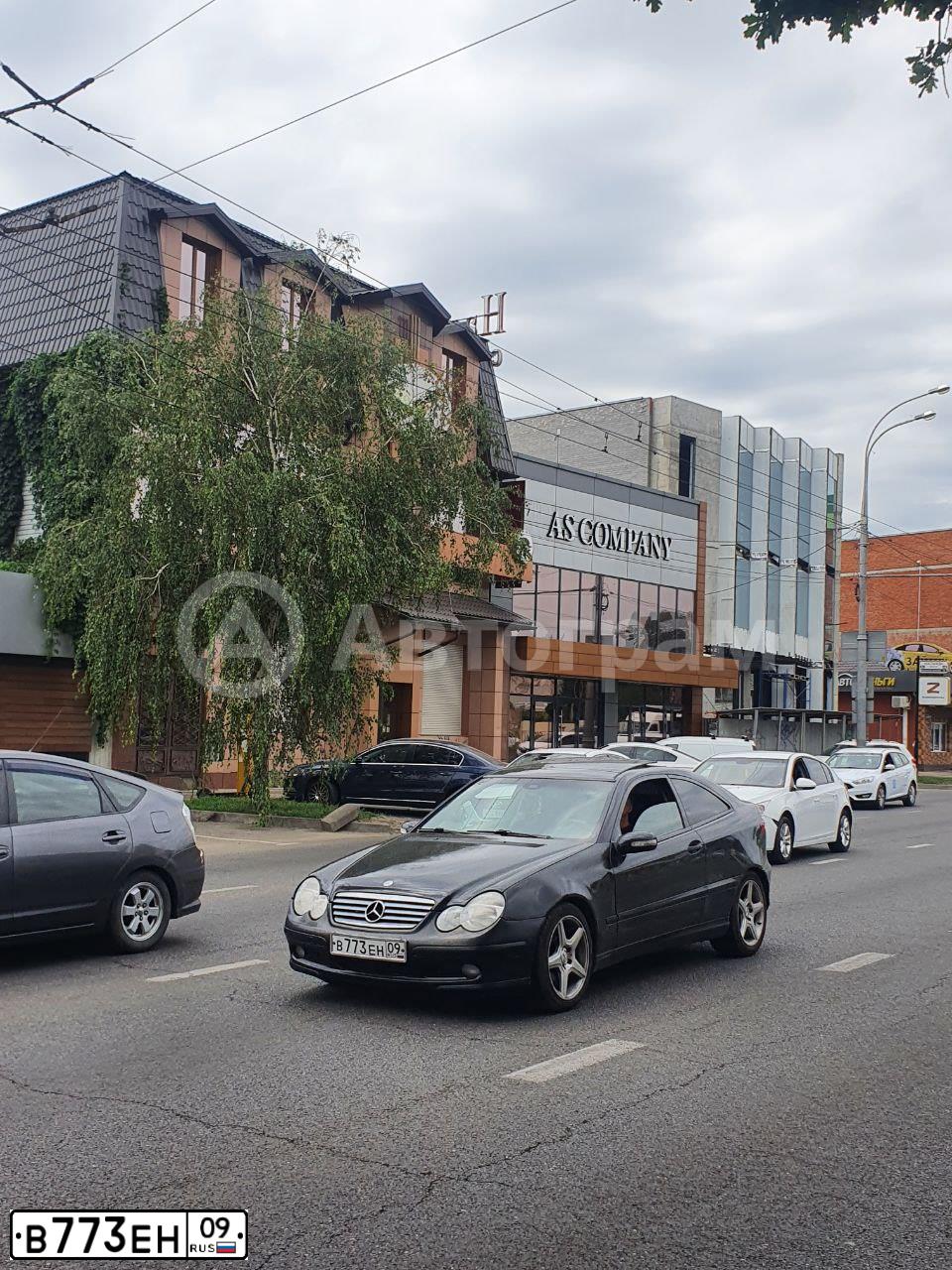 Фото автомобиля MERCEDES C-KLASSE, 2001 — госномер В030СЕ23. Цвет: ЧЕРНЫЙ
