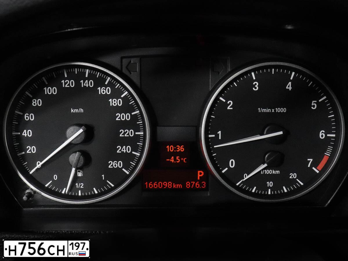 Фото автомобиля BMW X1, 2012 — госномер М237ЕО977. Цвет: СЕРЫЙ