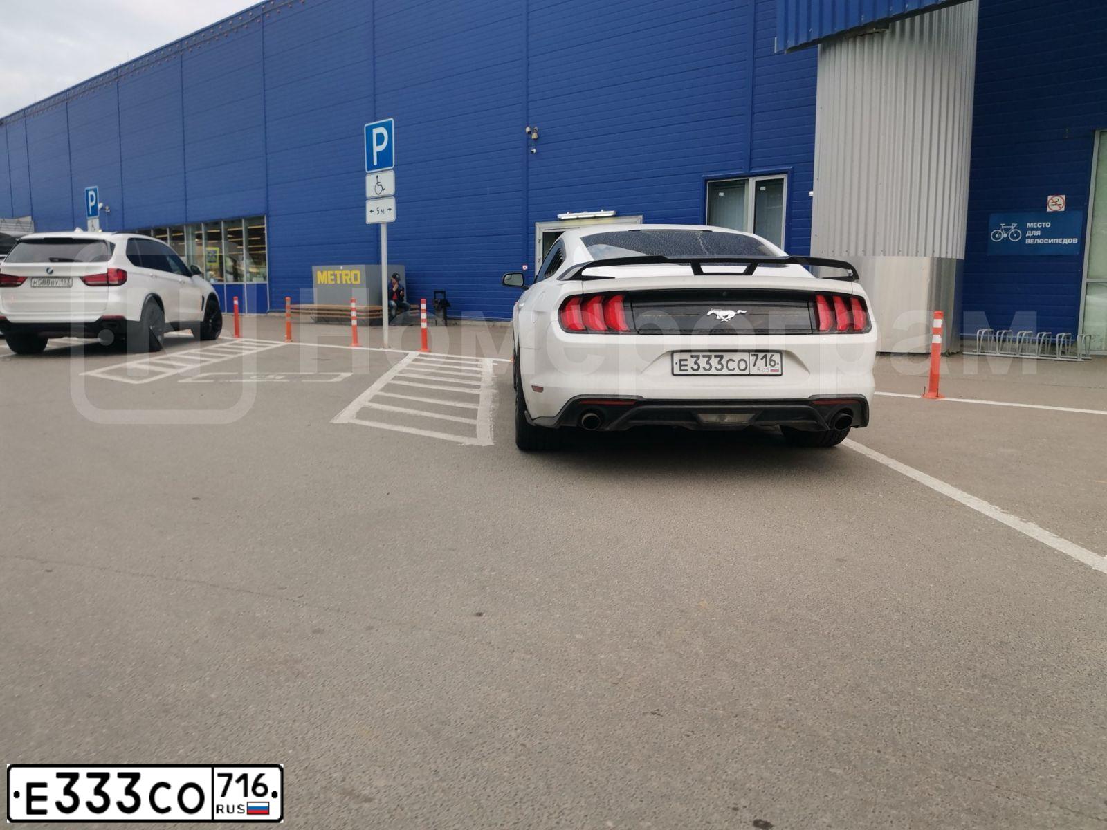 Фото автомобиля FORD MUSTANG, 2018 — госномер Е333СО716. Цвет: Белый