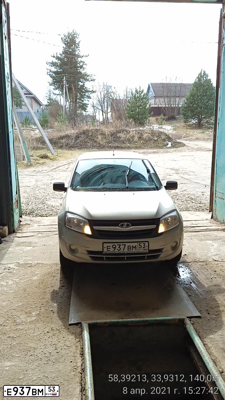 Фото автомобиля LADA 2190 GRANTA, 2013 — госномер Е937ВМ53. Цвет: СЕРЕБРИСТЫЙ