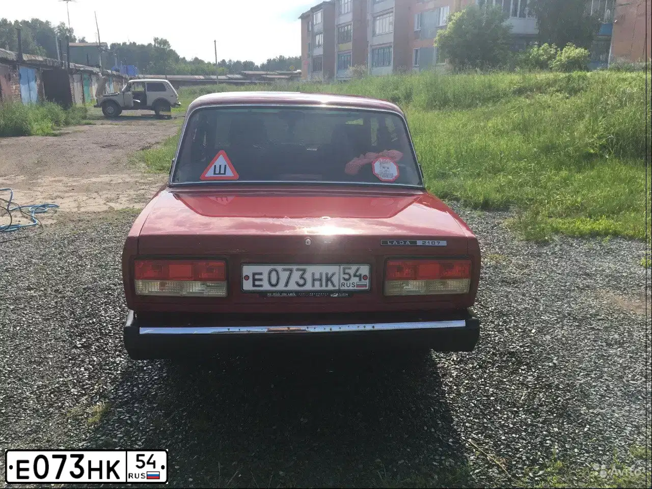 Фото автомобиля LADA 2107, 1991 — госномер Е073НК54. Цвет: ВИШНЕВЫЙ