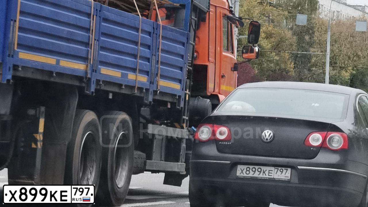 Фото автомобиля VOLKSWAGEN PASSAT, 2010 — госномер Х899КЕ797. Цвет: Коричневый