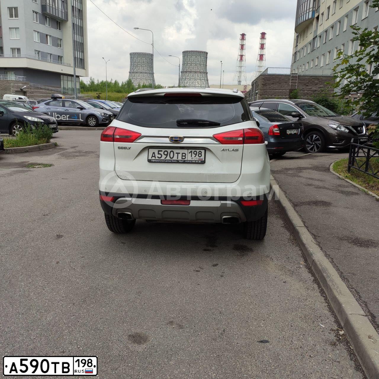 Фото автомобиля GEELY ATLAS, 2018 — госномер У560АЕ39. Цвет: Белый
