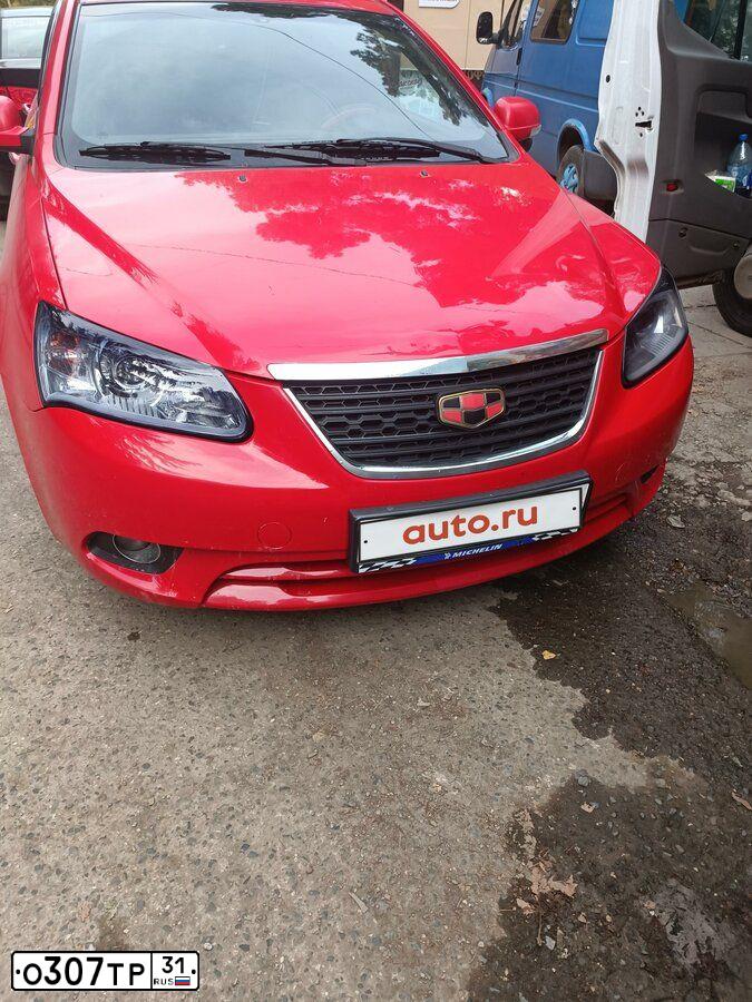 Фото автомобиля GEELY EMGRAND, 2013 — госномер В811ЕМ92. Цвет: Красный
