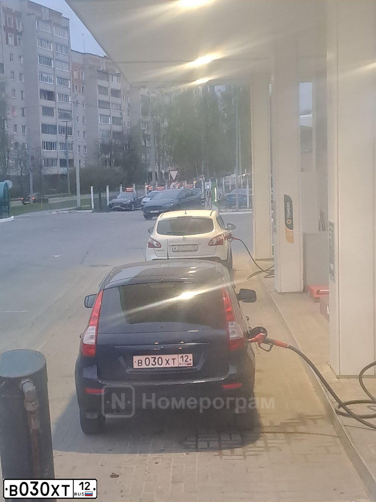Фото автомобиля LADA 2192 KALINA, 2013 — госномер В030ХТ12. Цвет: синий