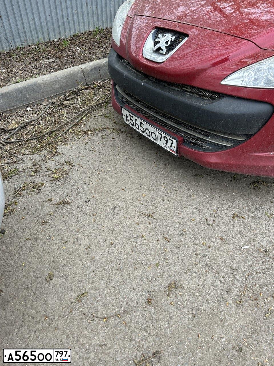 Фото автомобиля PEUGEOT 308, 2010 — госномер Е999АА50. Цвет: Красный