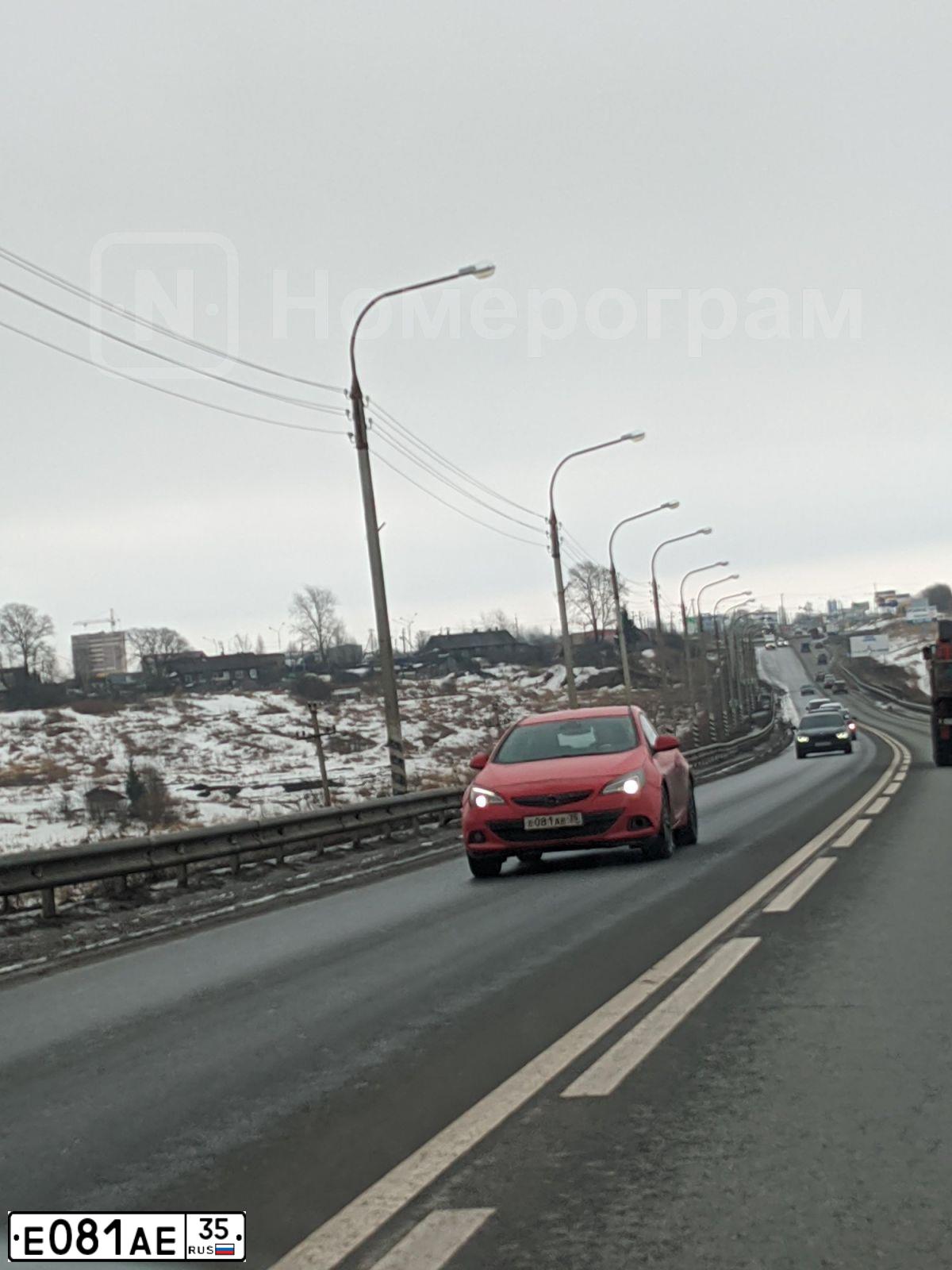 Фото автомобиля OPEL ASTRA, 2012 — госномер Е081АЕ35. Цвет: КРАСНЫЙ