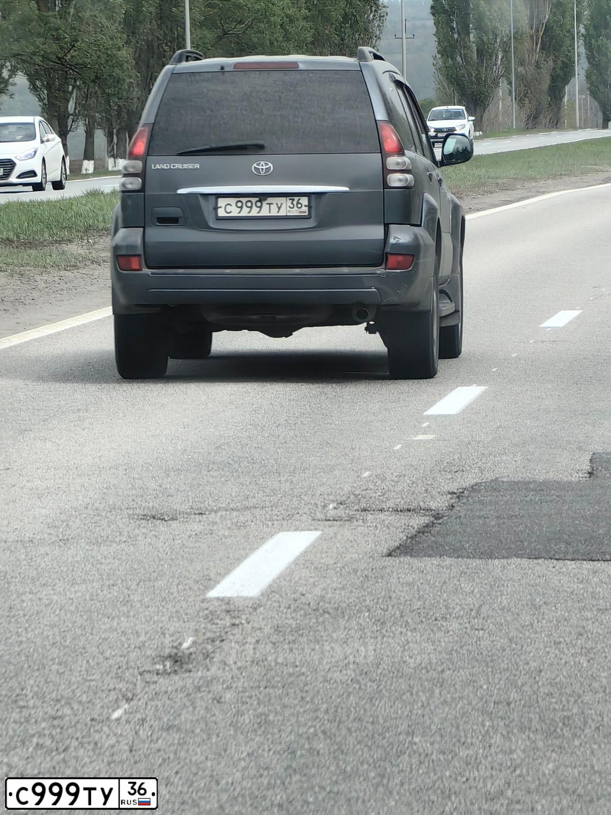 Фото автомобиля TOYOTA LANDCRUISER, 2006 — госномер Р777АА186. Цвет: ТЕМНО СЕРЫЙ