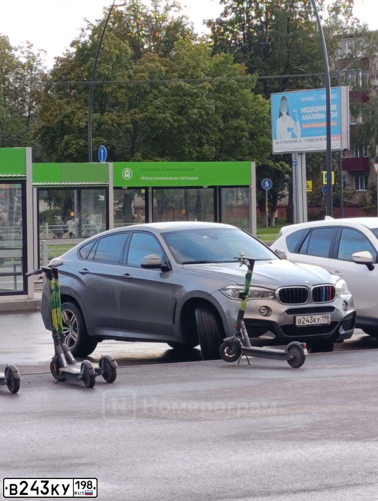 Фото автомобиля BMW X6, 2018 — госномер В243КУ198. Цвет: СЕРЫЙ