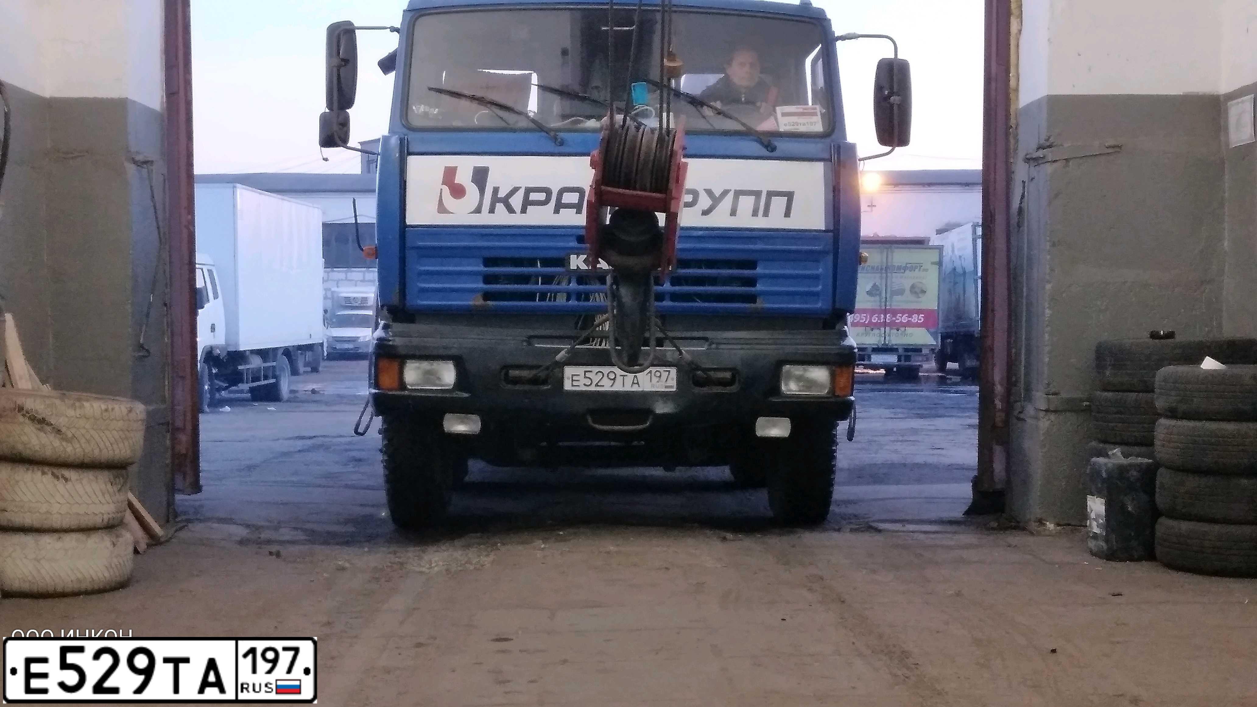 Фото автомобиля KAMAZ 6540 /8X4/, 2012 — госномер Е529ТА197. Цвет: синий
