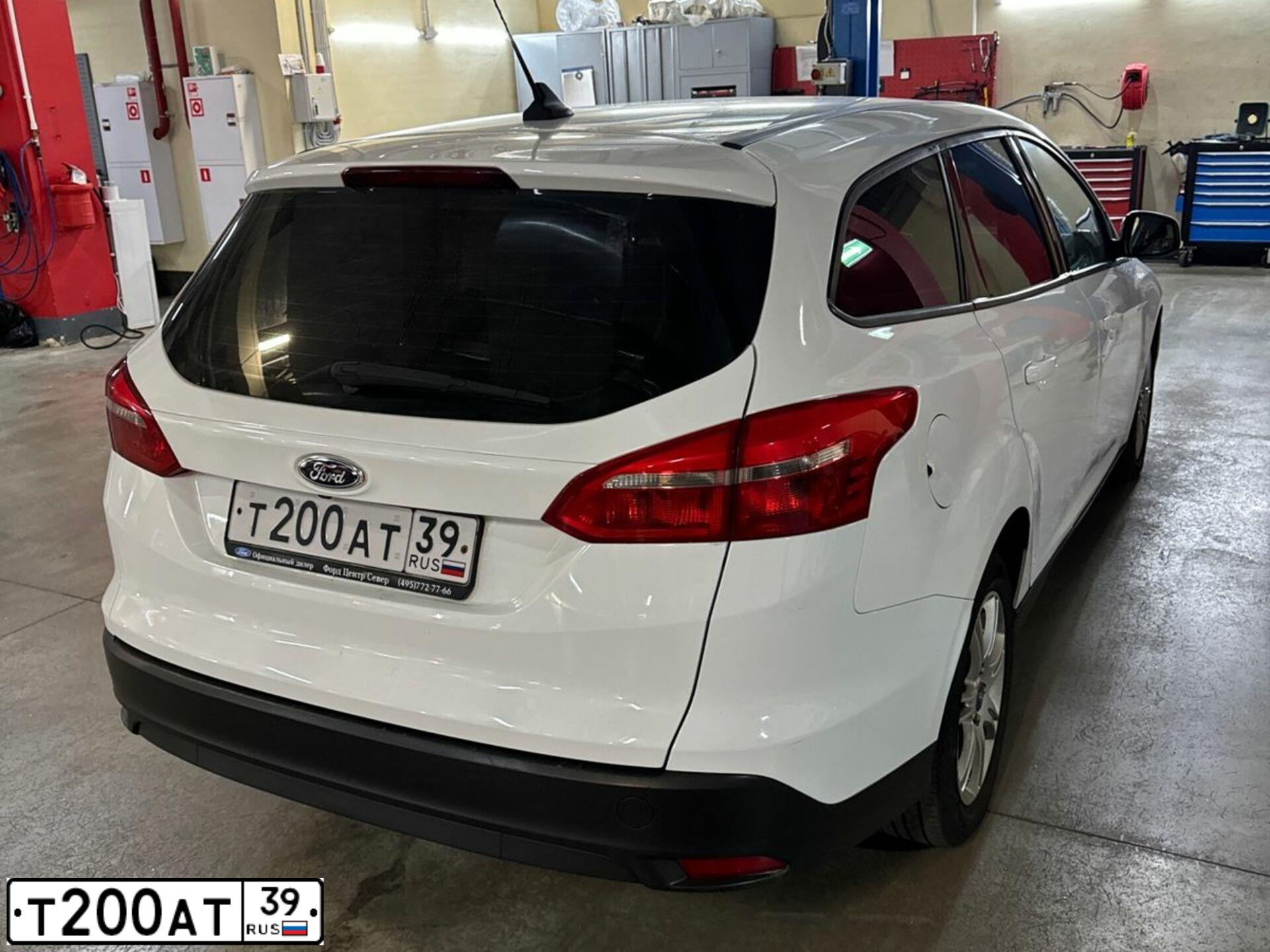 Фото автомобиля FORD FOCUS, 2018 — госномер Т200АТ39. Цвет: Белый