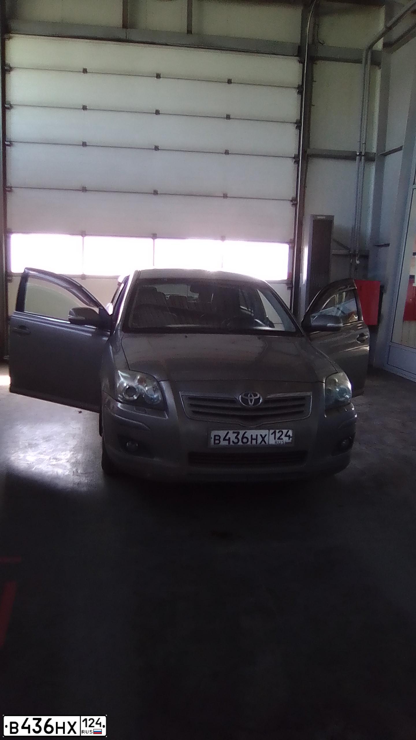 Фото автомобиля TOYOTA AVENSIS, 2006 — госномер В436НХ124. Цвет: БЕЖЕВЫЙ