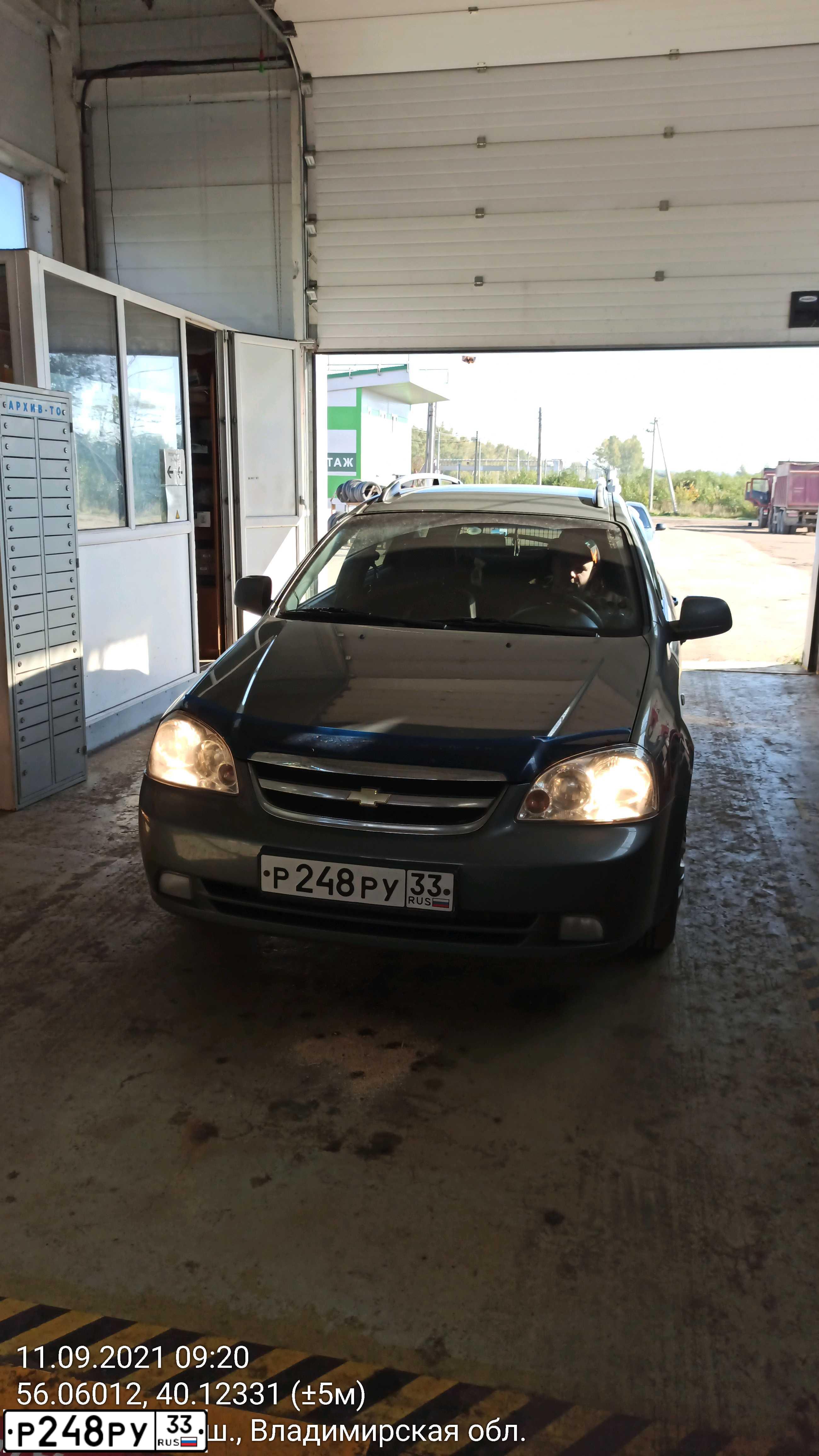 Фото автомобиля CHEVROLET LACETTI, 2010 — госномер Р248РУ33. Цвет: Серый