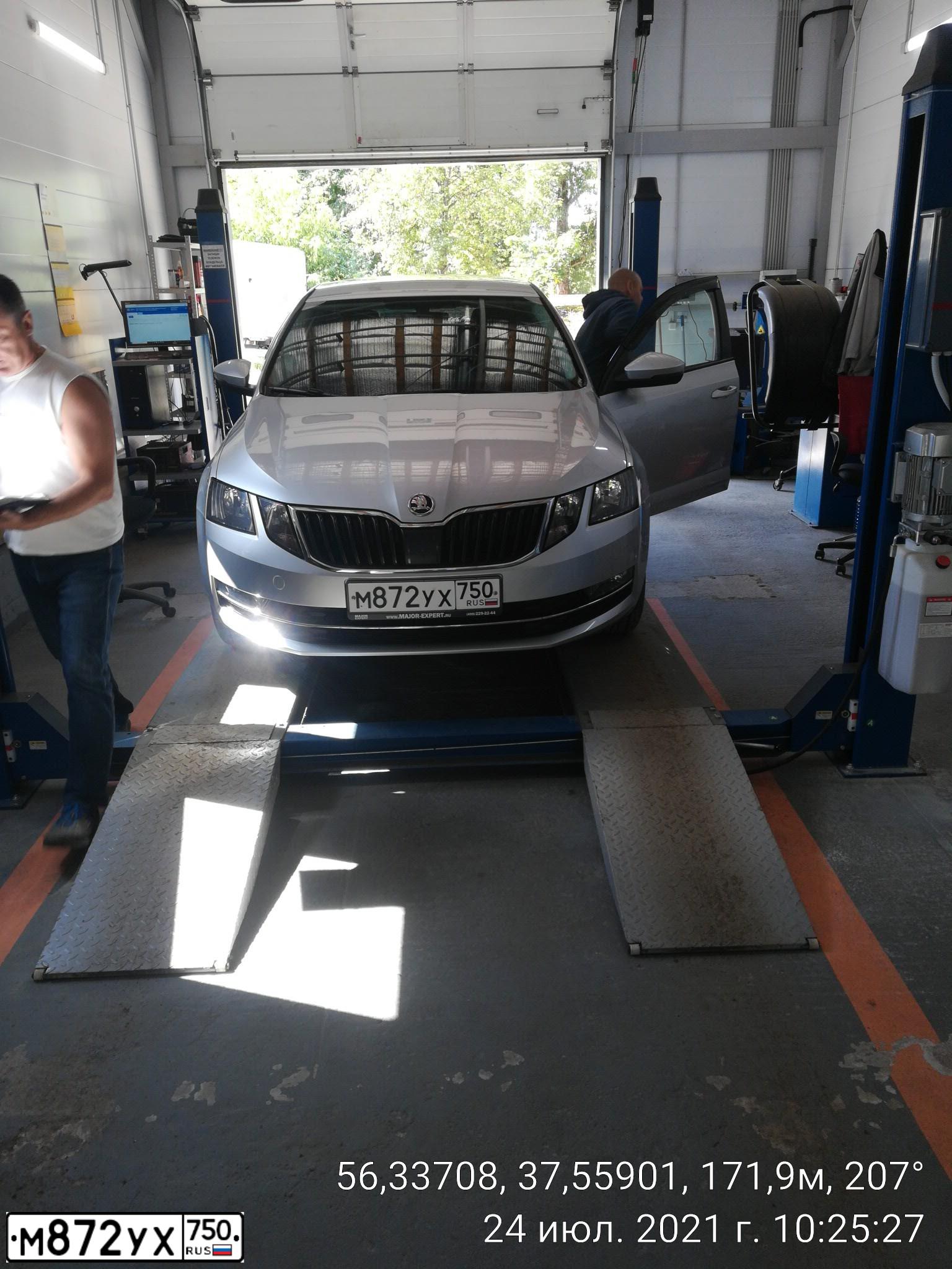 Фото автомобиля SKODA OCTAVIA, 2017 — госномер Т089АК799. Цвет: Серебристый