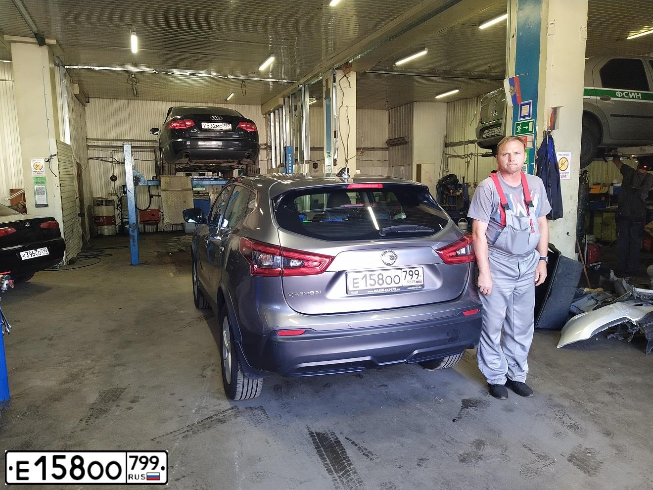 Фото автомобиля NISSAN QASHQAI, 2019 — госномер Е158ОО799. Цвет: Серый