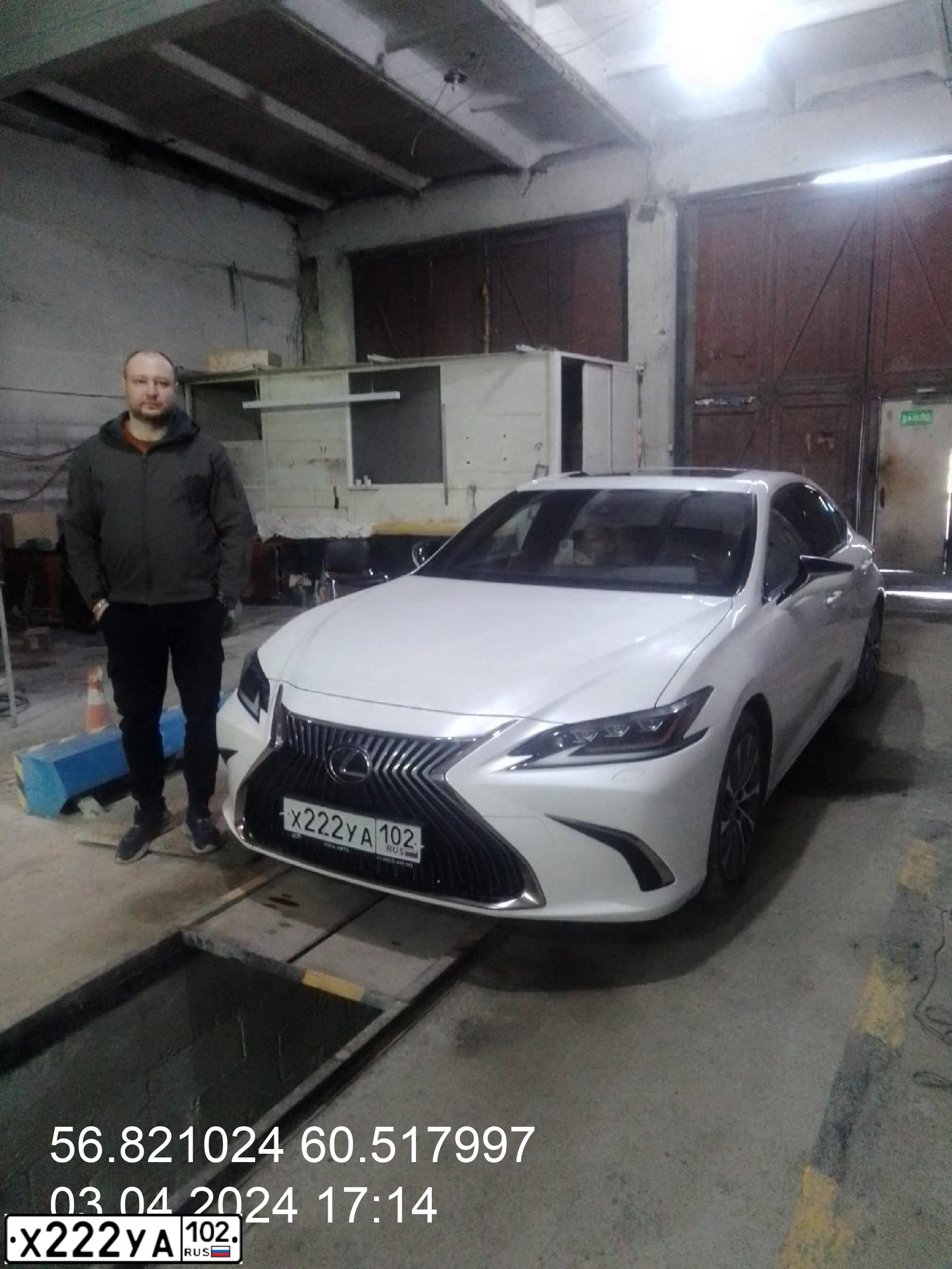 Фото автомобиля LEXUS ES, 2019 — госномер О738СТ196. Цвет: Белый