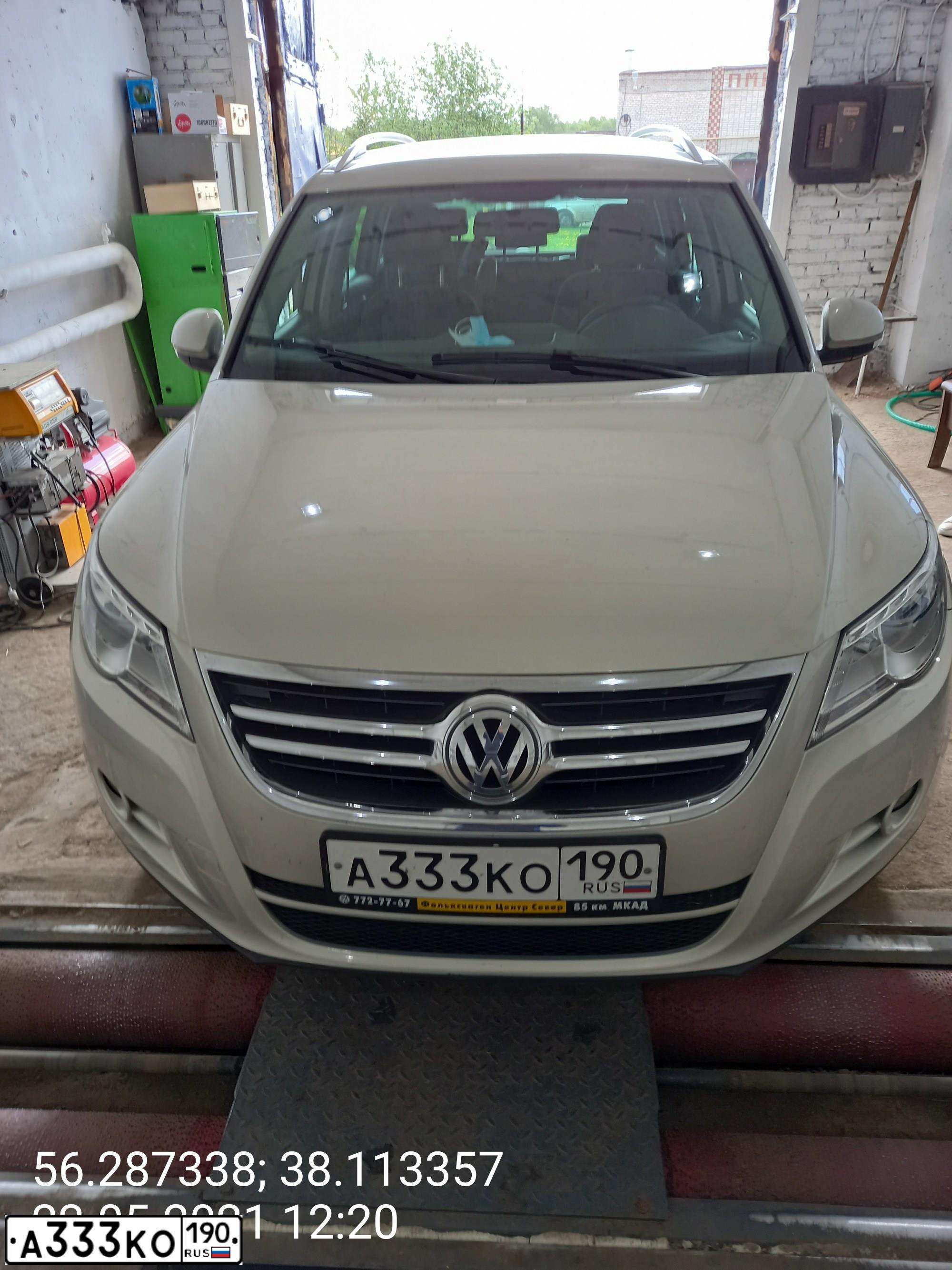 Фото автомобиля VOLKSWAGEN TIGUAN, 2010 — госномер А333КО190. Цвет: ЖЕЛТЫЙ