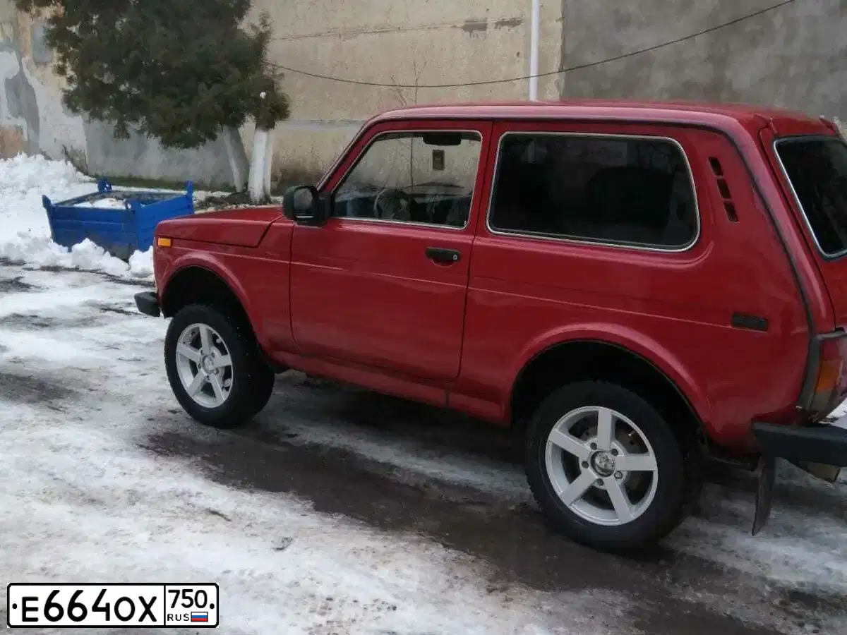 Фото автомобиля LADA NIVA, 1996 — госномер О323СК40. Цвет: Красный
