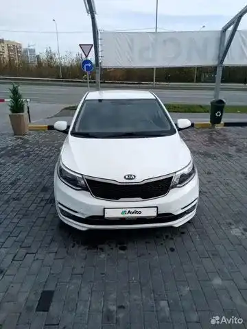 Фото автомобиля KIA RIO, 2017 — госномер М081ОЕ13. Цвет: Белый