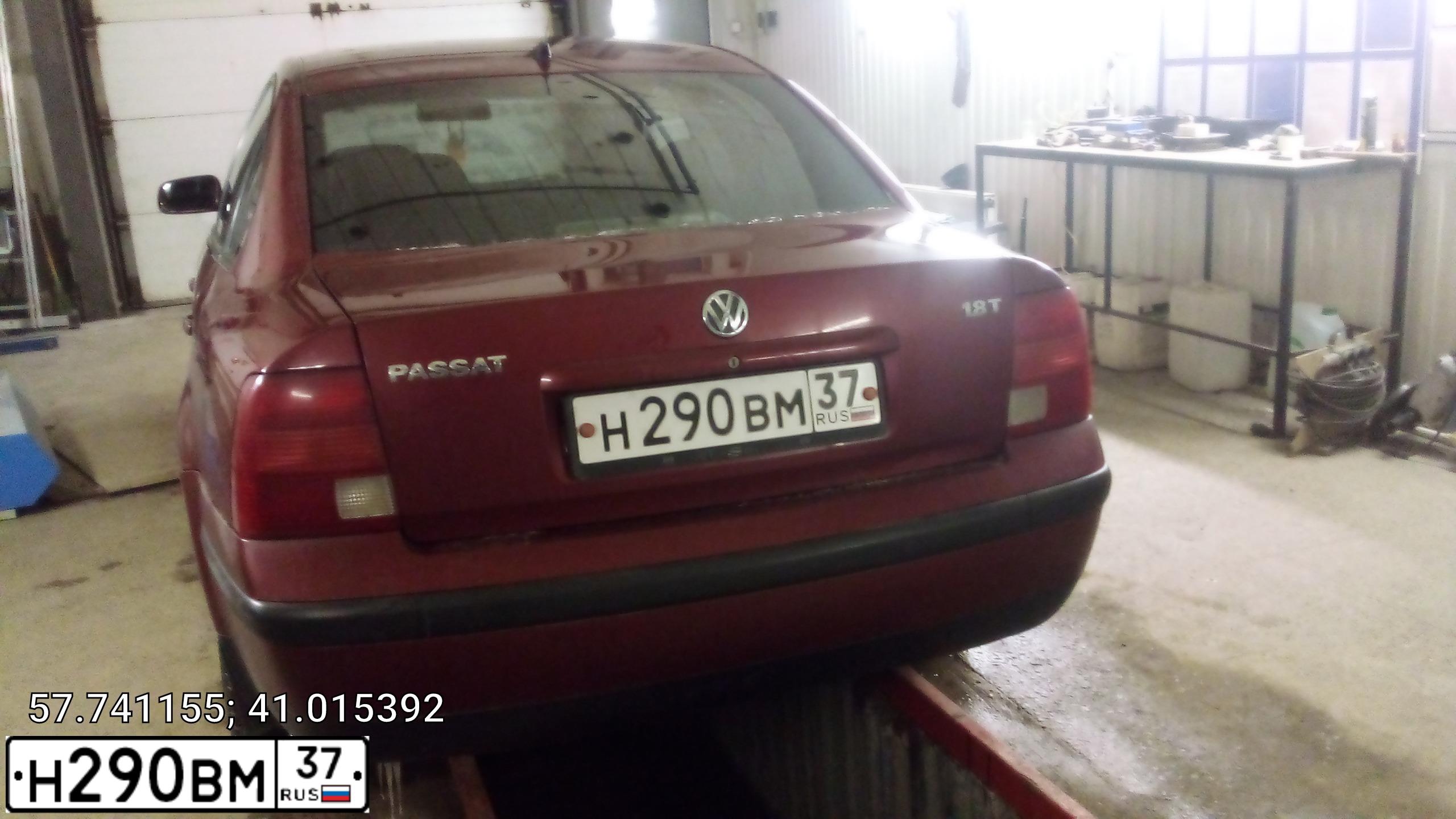 Фото автомобиля VOLKSWAGEN PASSAT, 1999 — госномер У747ВО44. Цвет: Красный
