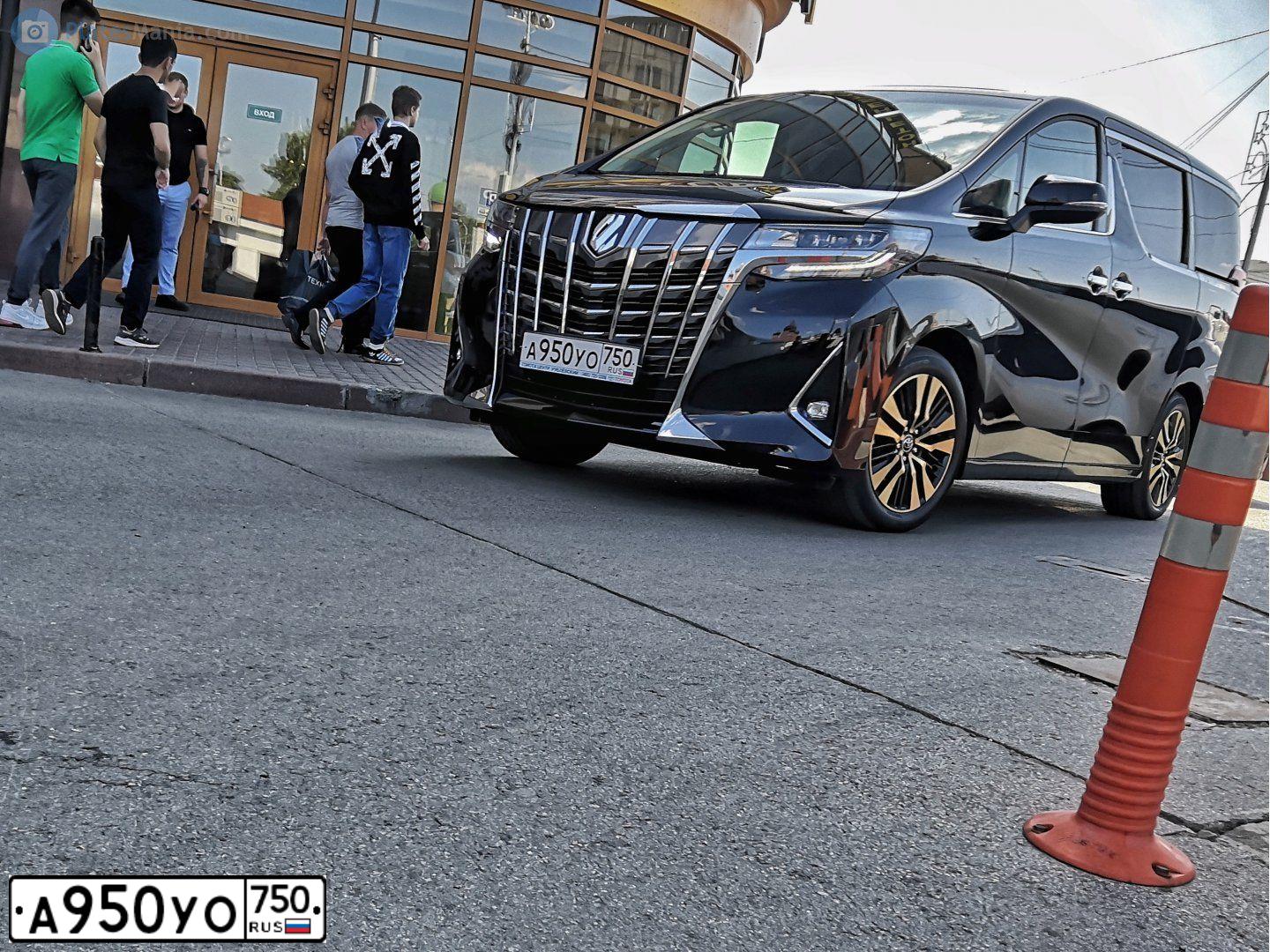 Фото автомобиля TOYOTA ALPHARD, 2019 — госномер А950УО750. Цвет: ЧЕРНЫЙ