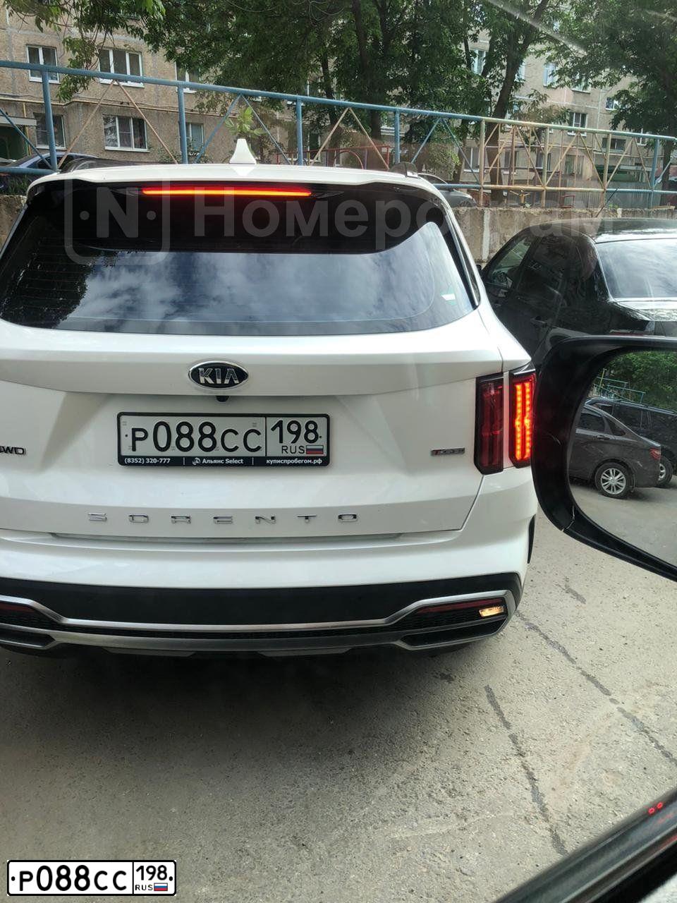 Фото автомобиля KIA SORENTO, 2020 — госномер Р088СС198. Цвет: Белый