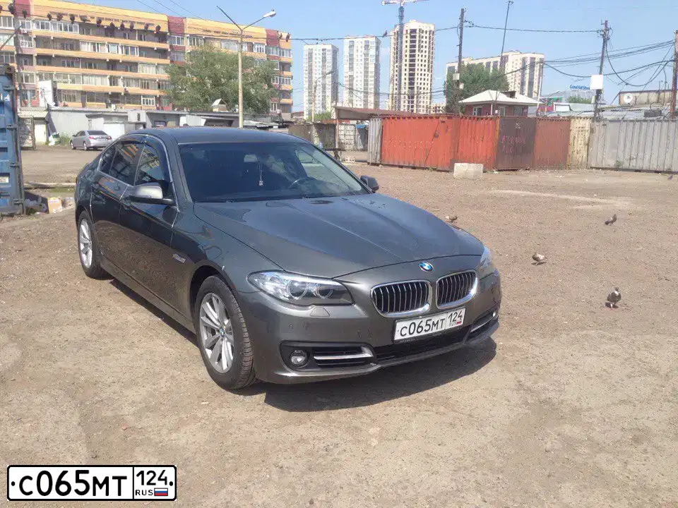 Фото автомобиля BMW SERIE 5, 2013 — госномер Х980ЕН138. Цвет: СЕРЫЙ