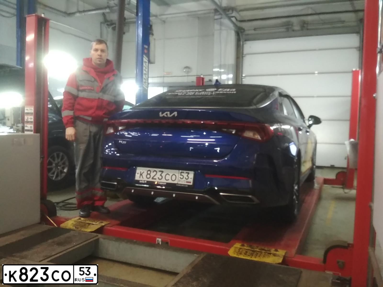 Фото автомобиля KIA K5, 2021 — госномер К823СО53. Цвет: синий